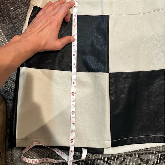 Cute little pleather skirt - Picture 2 of 7